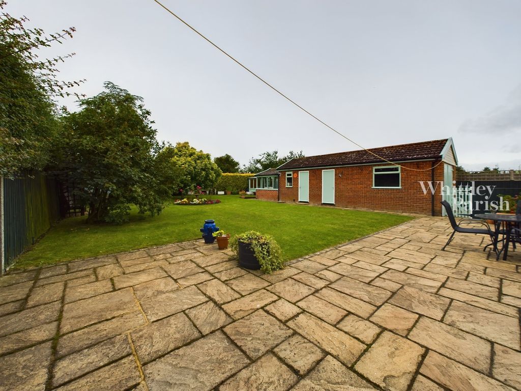 3 bed bungalow for sale in Harvey Lane, Dickleburgh, Diss IP21, £425,000