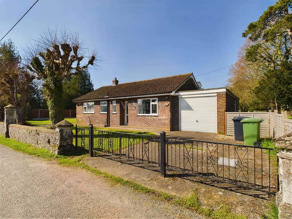 3 bed bungalow for sale in Heywood Road, Diss IP22, £275,000