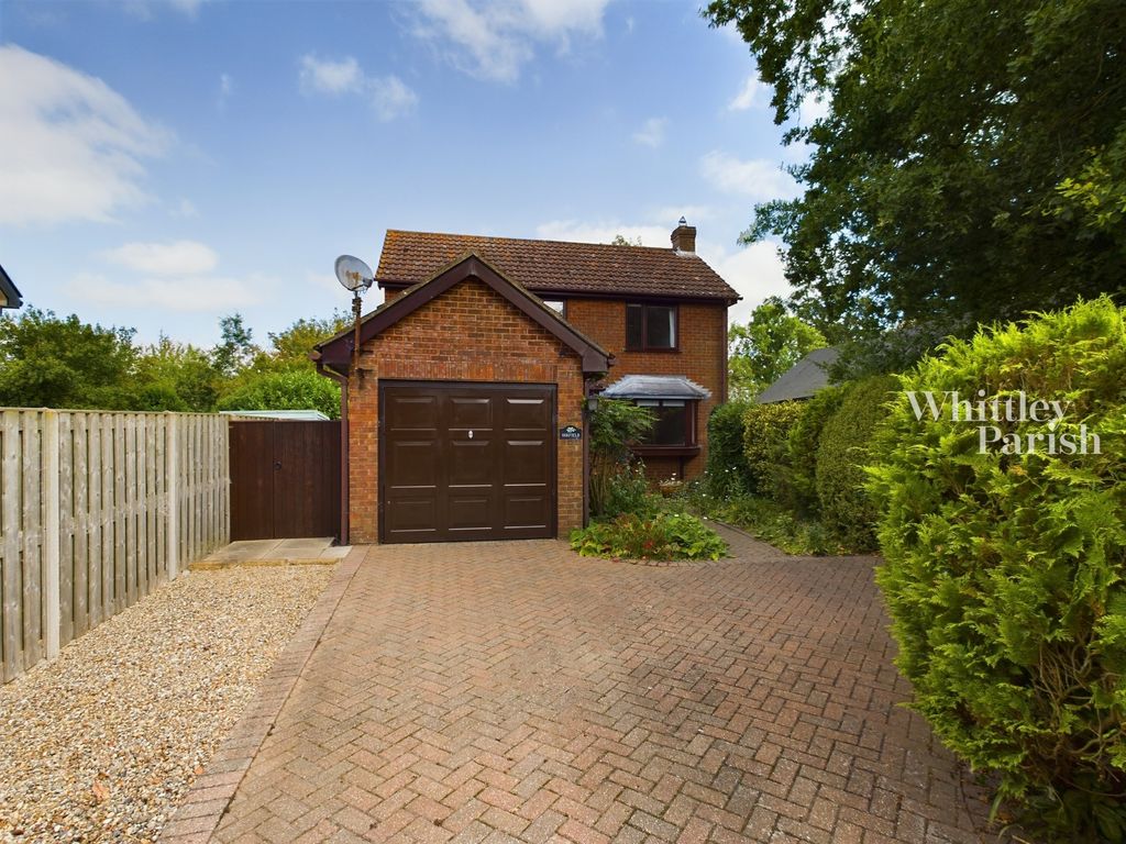 4 bed detached house for sale in Mill Street, Gislingham, Eye IP23, £375,000