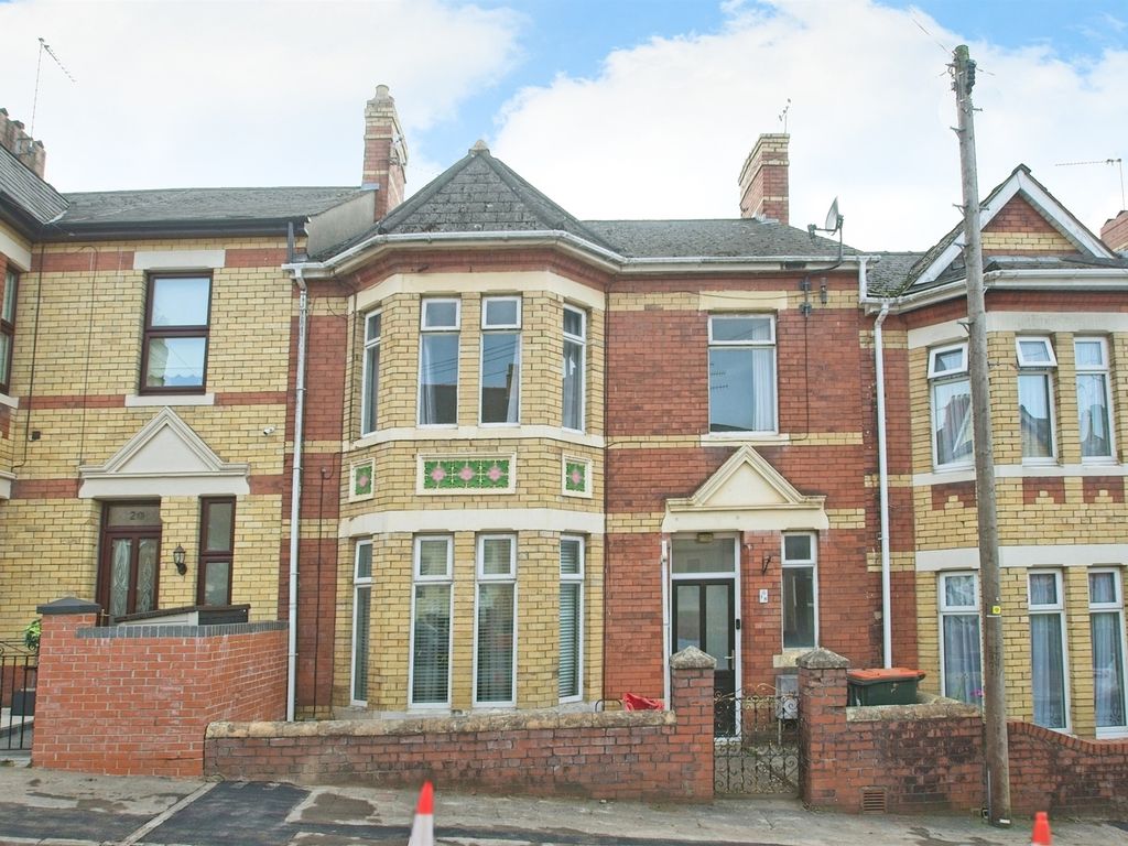 2 bed flat for sale in Somerset Road, Newport NP19, £130,000