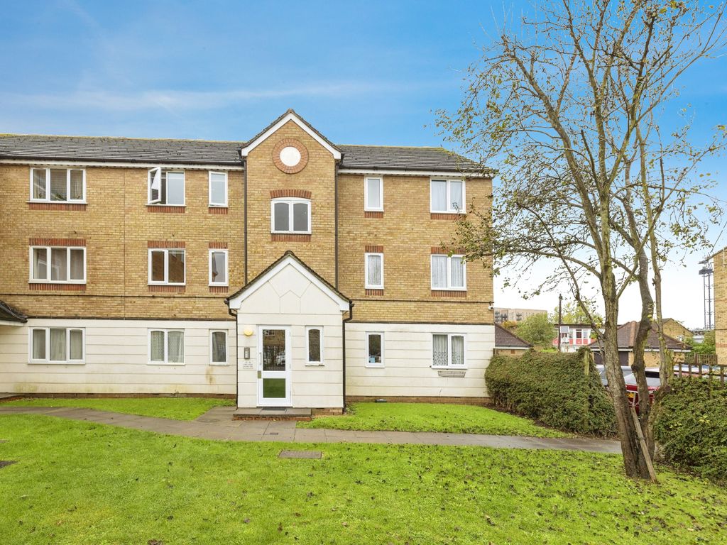 1 bed flat for sale in Explorer Drive, Watford WD18, £260,000