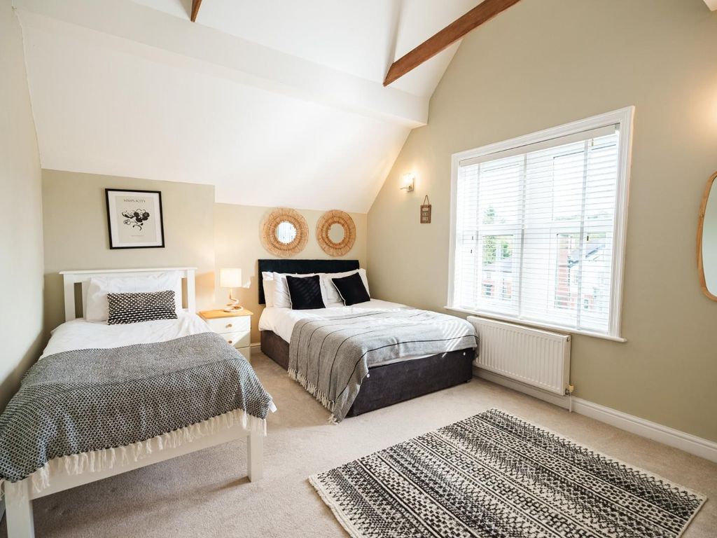2 bed flat for sale in Rutland Drive, Harrogate HG1, £300,000