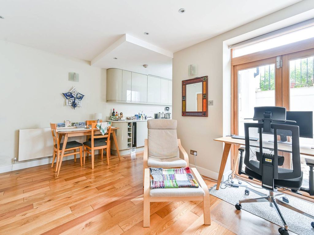 1 bed maisonette for sale in Byrne Road, Balham, London SW12, £450,000