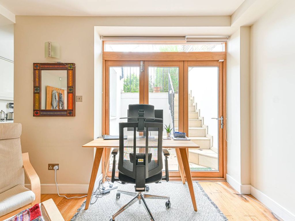 1 bed maisonette for sale in Byrne Road, Balham, London SW12, £450,000