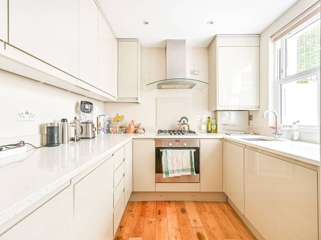 1 bed maisonette for sale in Byrne Road, Balham, London SW12, £450,000