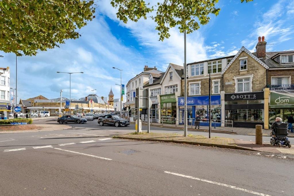 2 bed flat for sale in Southfields Road, Eastbourne BN21, £260,000