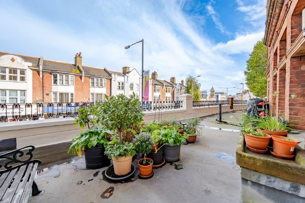 2 bed flat for sale in Southfields Road, Eastbourne BN21, £260,000