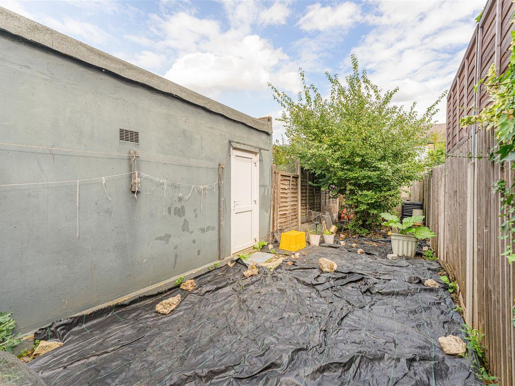 5 bed terraced house for sale in Lea Bridge Road, London E10, £750,000