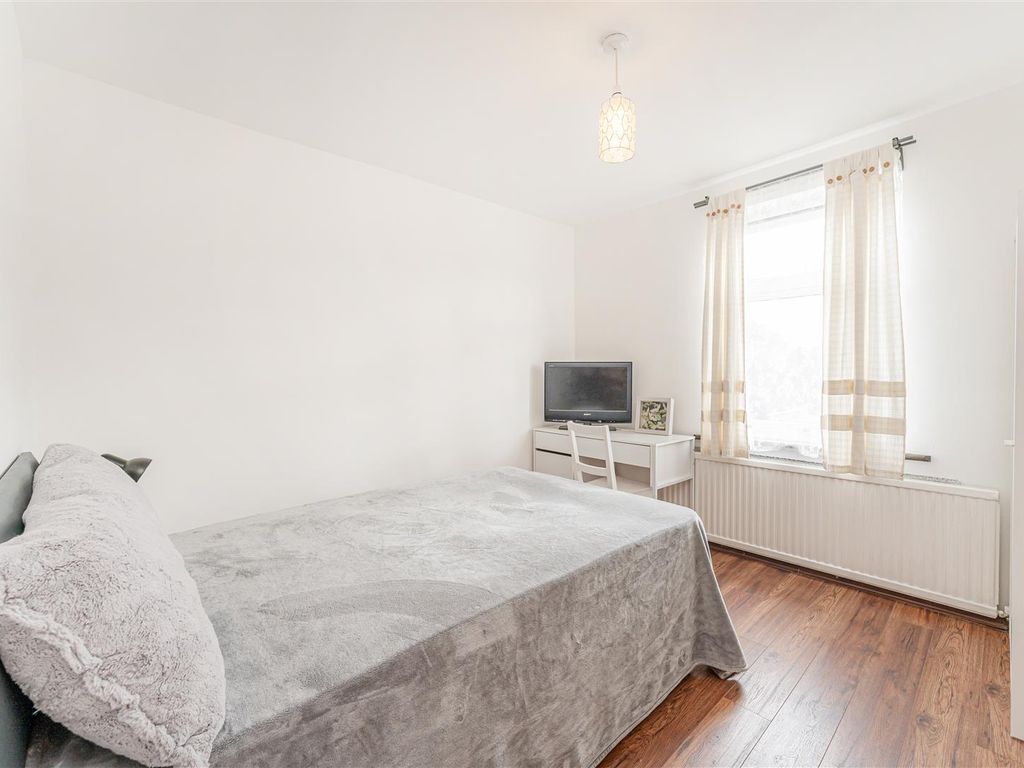 5 bed terraced house for sale in Lea Bridge Road, London E10, £750,000