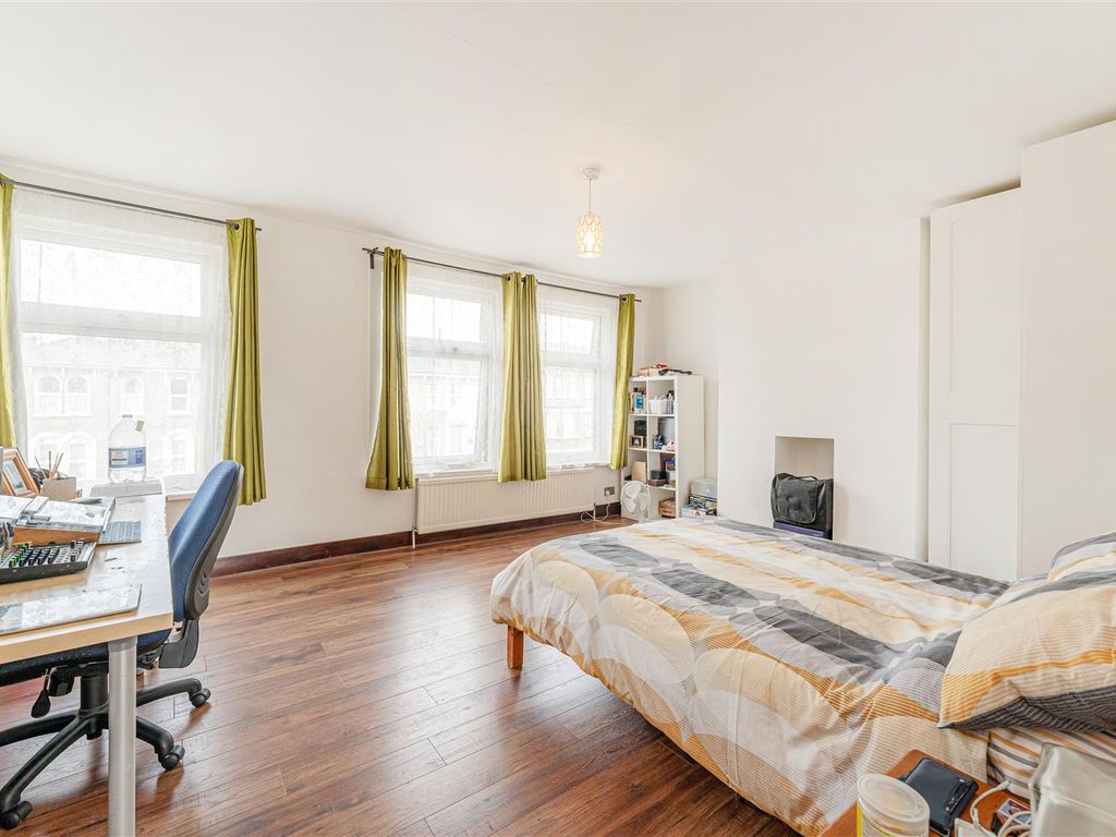 5 bed terraced house for sale in Lea Bridge Road, London E10, £750,000