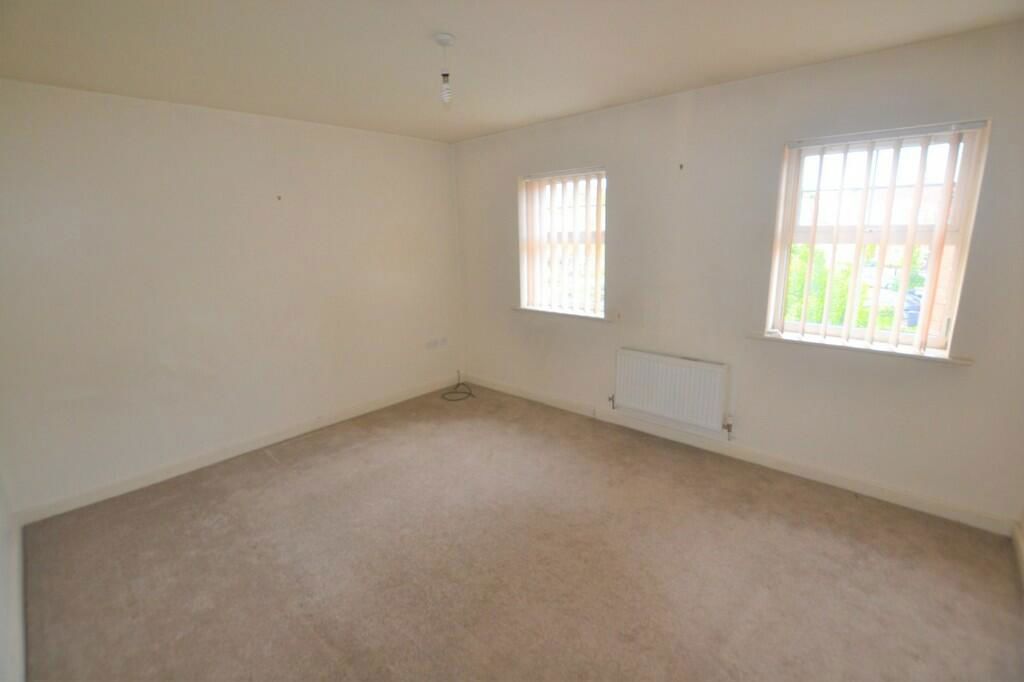 2 bed flat for sale in Montvale Gardens, Leicester LE4, £95,000