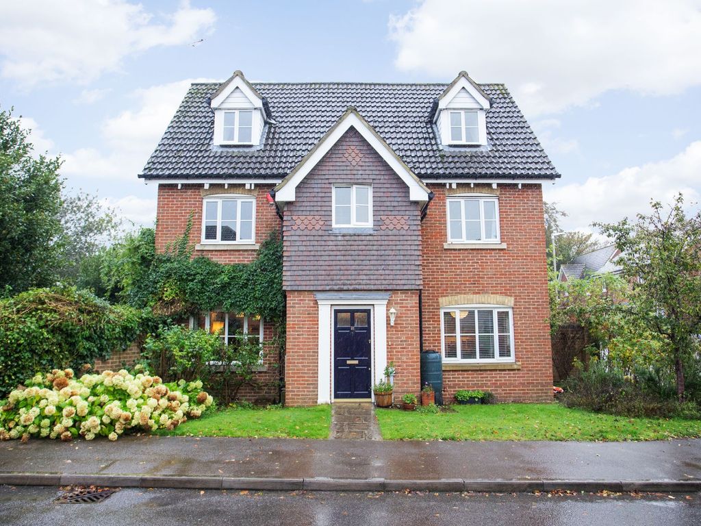 5 bed detached house for sale in Magnolia Drive, Chartham CT4, £575,000
