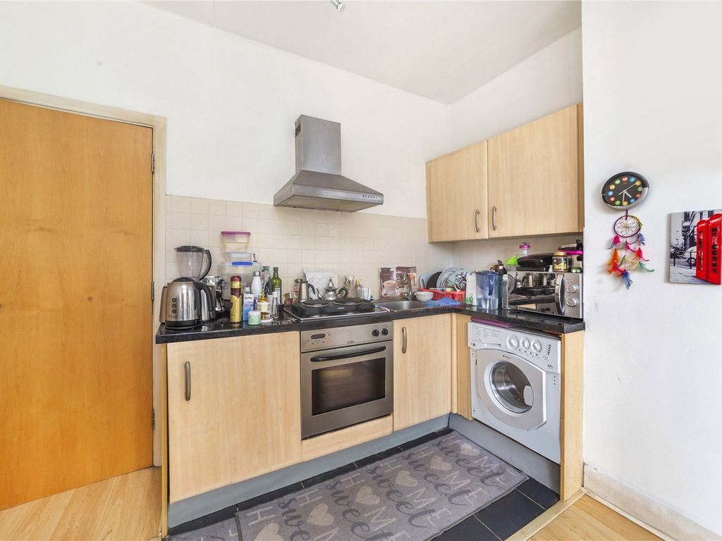 2 bed flat for sale in Cliff Court, Cliff Road NW1, £400,000