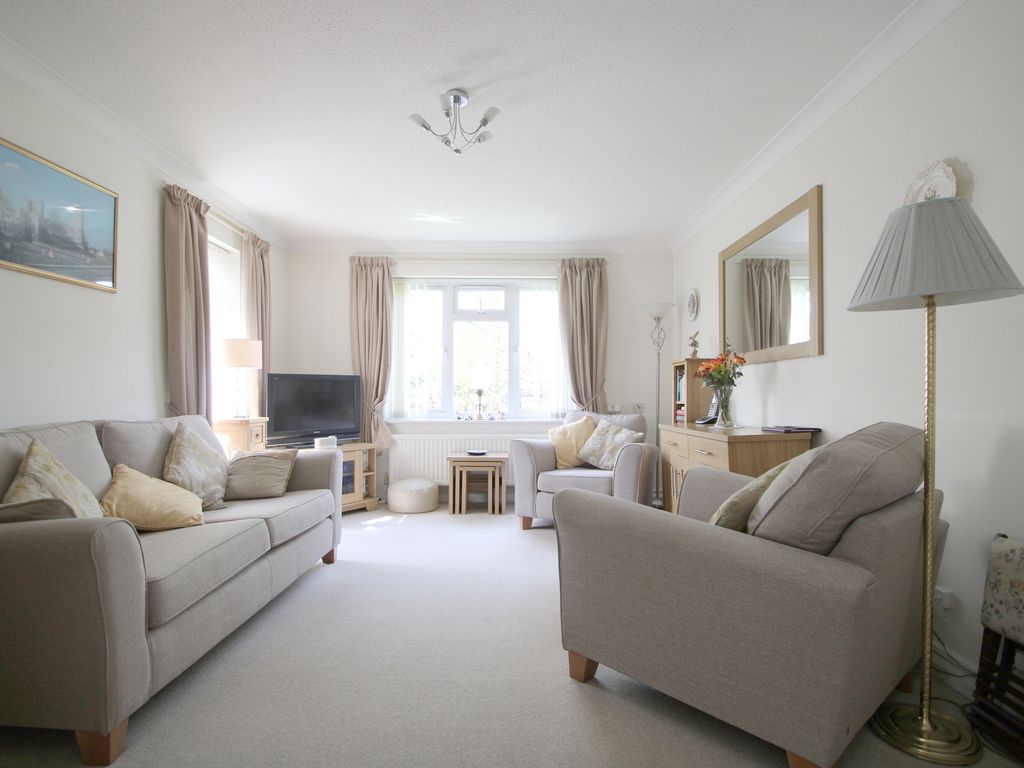 2 bed flat for sale in Larks Meade, Earley, Reading RG6, £170,000