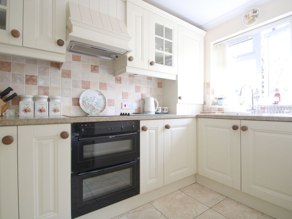 2 bed flat for sale in Larks Meade, Earley, Reading RG6, £170,000