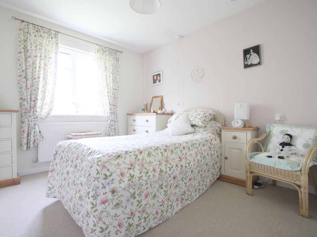 2 bed flat for sale in Larks Meade, Earley, Reading RG6, £170,000