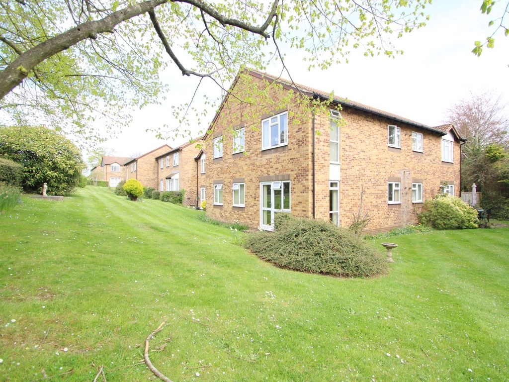 2 bed flat for sale in Larks Meade, Earley, Reading RG6, £170,000
