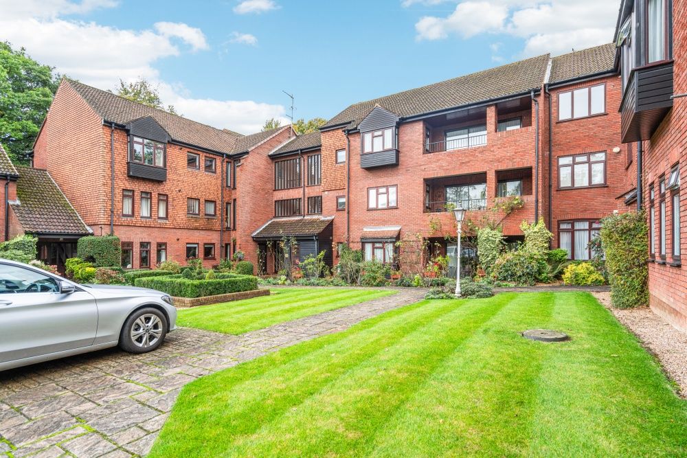 3 bed flat for sale in Snells Wood Court, Little Chalfont, Amersham HP7, £799,950