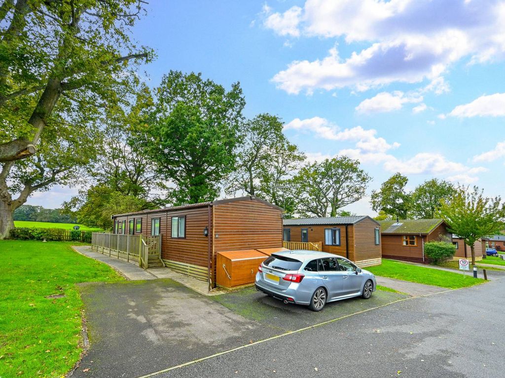 2 bed mobile/park home for sale in Edgeley Park, Farley Green, Guildford GU5, £45,000