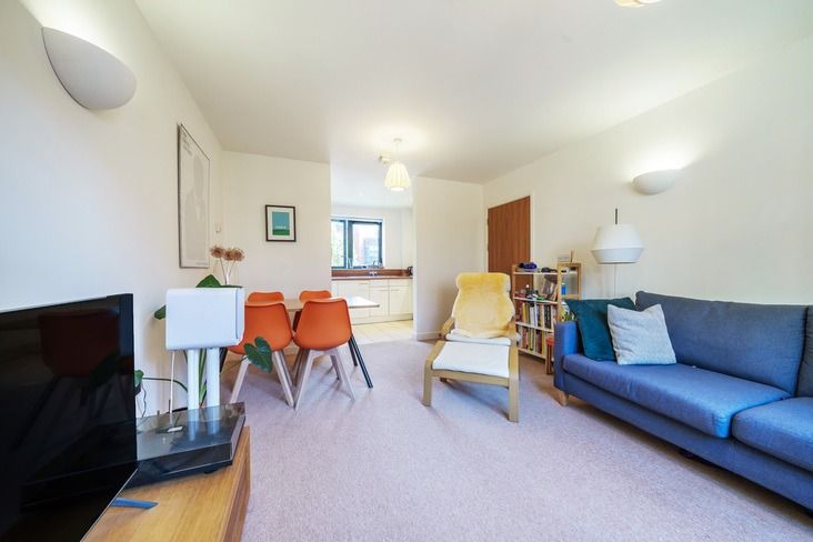 2 bed flat for sale in Mitford Court, Wandsworth, London SW17, £210,000