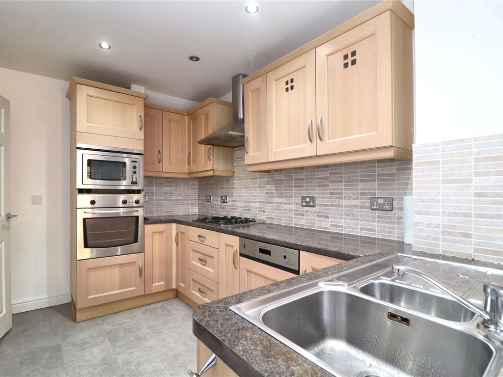 3 bed terraced house for sale in Blencarn Close, Woking GU21, £425,000