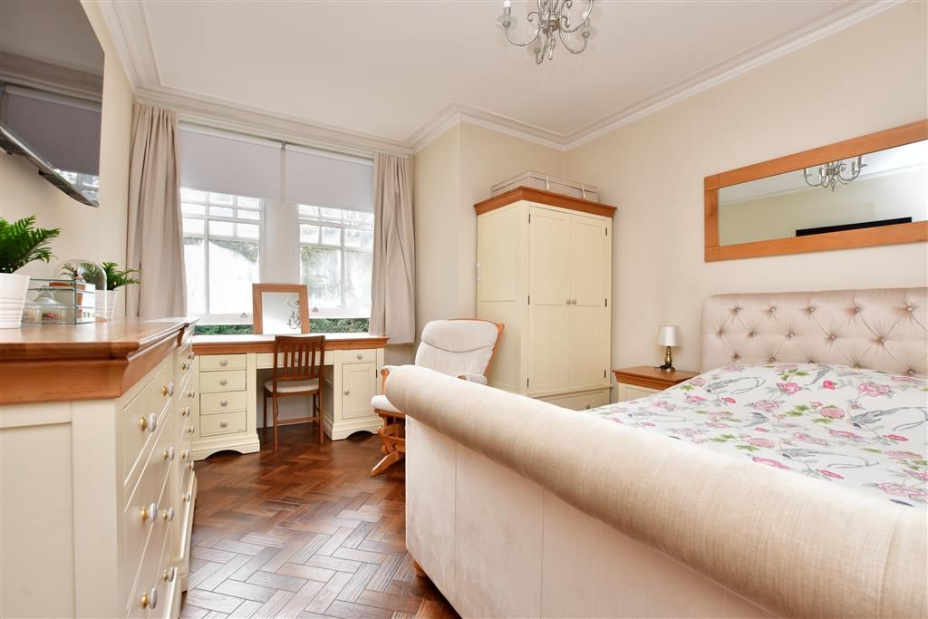 1 bed flat for sale in Harestone Valley Road, Caterham, Surrey CR3, £285,000