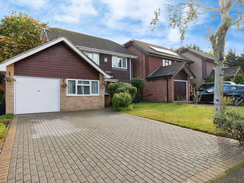 4 bed detached house for sale in Blackford Close, South Croydon CR2, £700,000