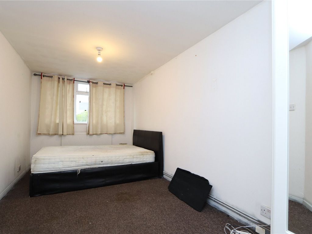 5 bed end terrace house for sale in Conniburrow Boulevard, Conniburrow, Milton Keynes, Buckinghamshire MK14, £450,000