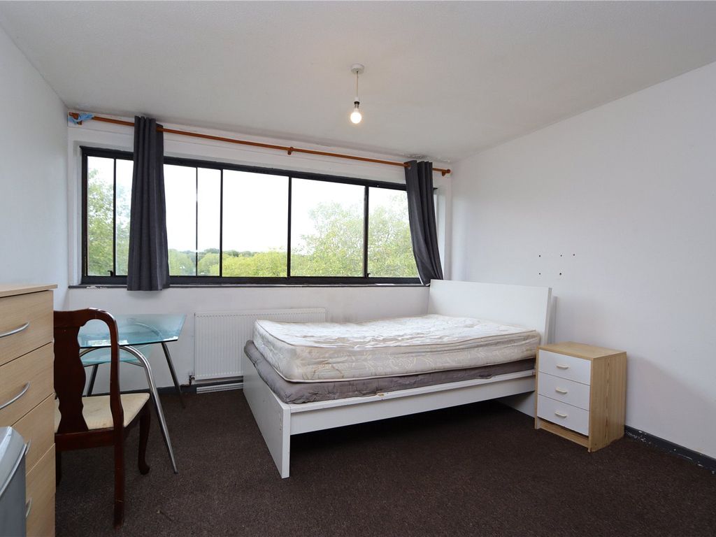 5 bed end terrace house for sale in Conniburrow Boulevard, Conniburrow, Milton Keynes, Buckinghamshire MK14, £450,000
