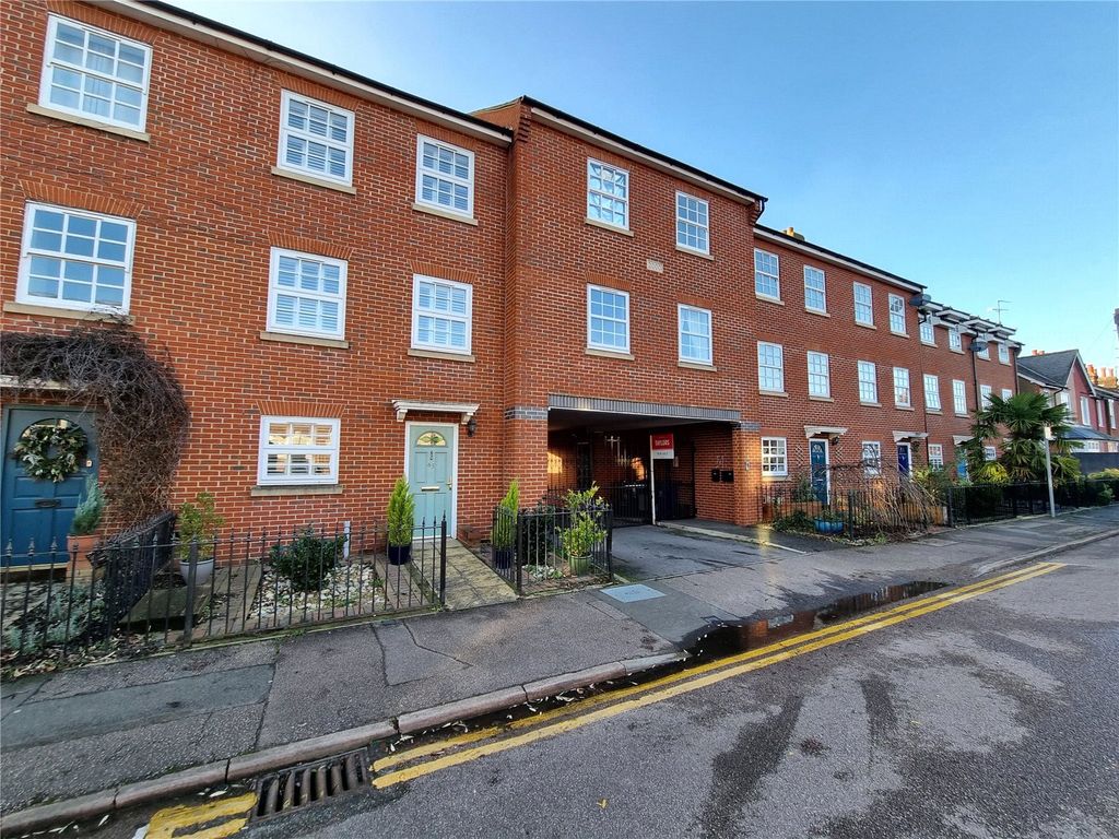2 bed flat for sale in Kings Road, Hitchin, Hertfordshire SG5, £225,000