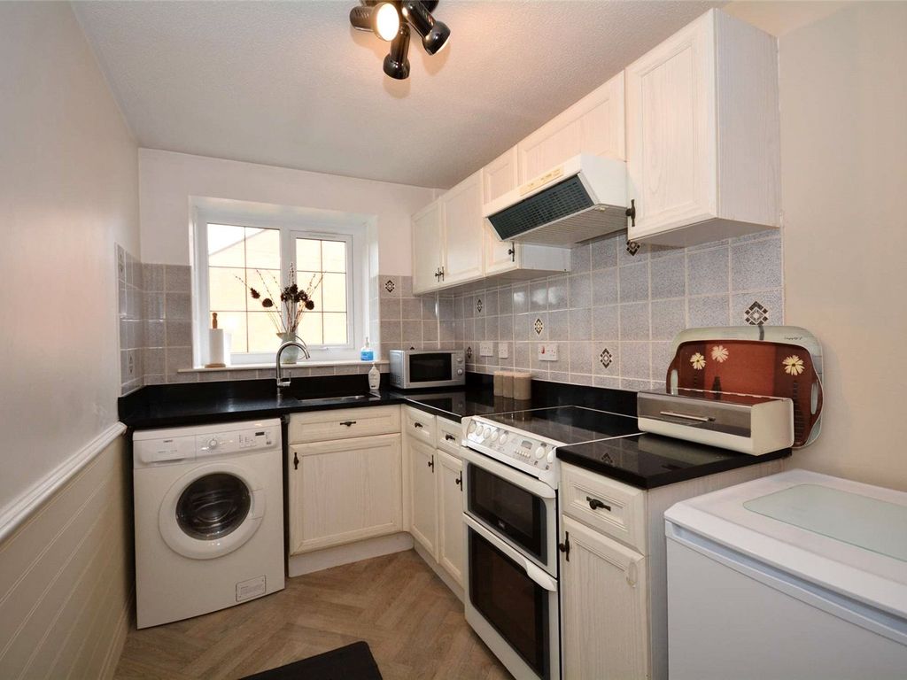 2 bed flat for sale in Richmond Close, Bramley, Leeds LS13, £135,000