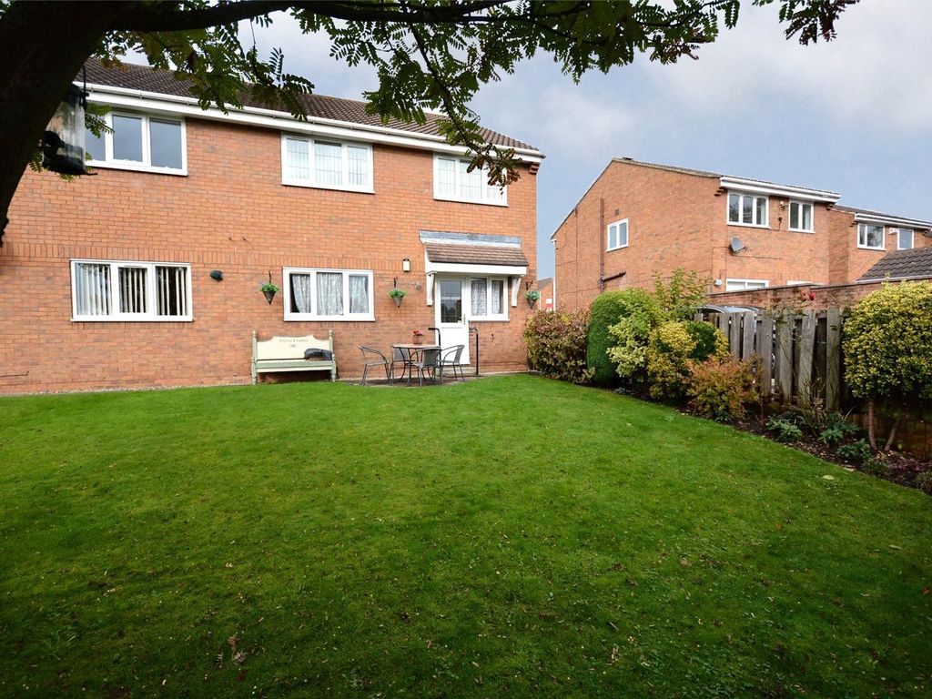 2 bed flat for sale in Richmond Close, Bramley, Leeds LS13, £135,000