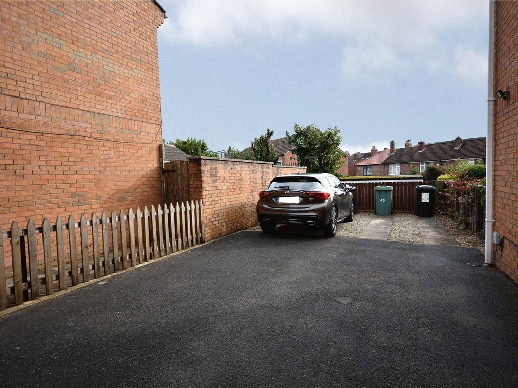 2 bed flat for sale in Richmond Close, Bramley, Leeds LS13, £135,000