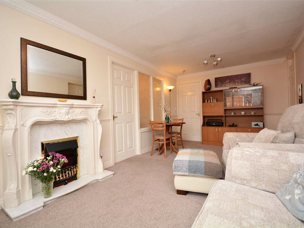 2 bed flat for sale in Richmond Close, Bramley, Leeds LS13, £135,000