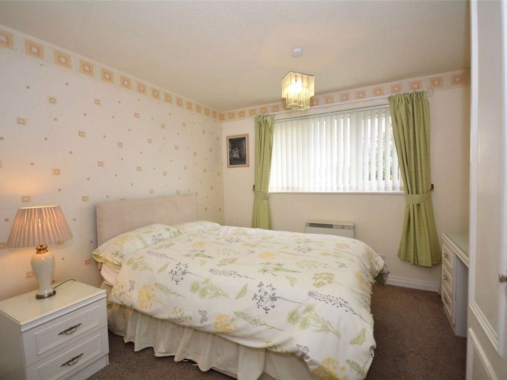 2 bed flat for sale in Richmond Close, Bramley, Leeds LS13, £135,000