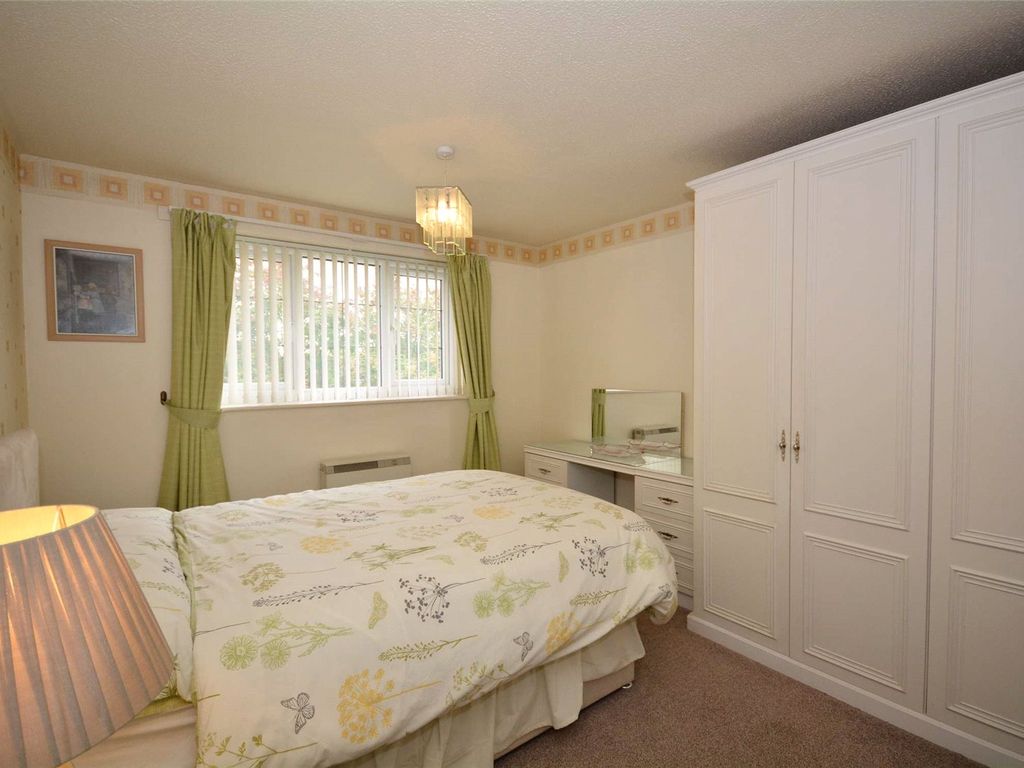 2 bed flat for sale in Richmond Close, Bramley, Leeds LS13, £135,000