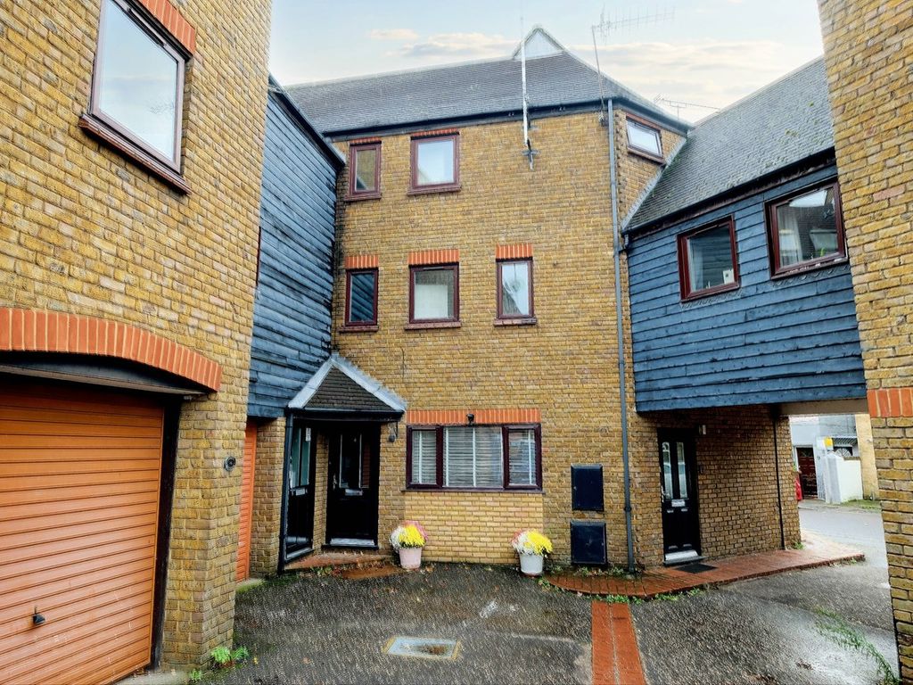 3 bed town house for sale in Rochford Road, Chelmsford CM2, £295,000