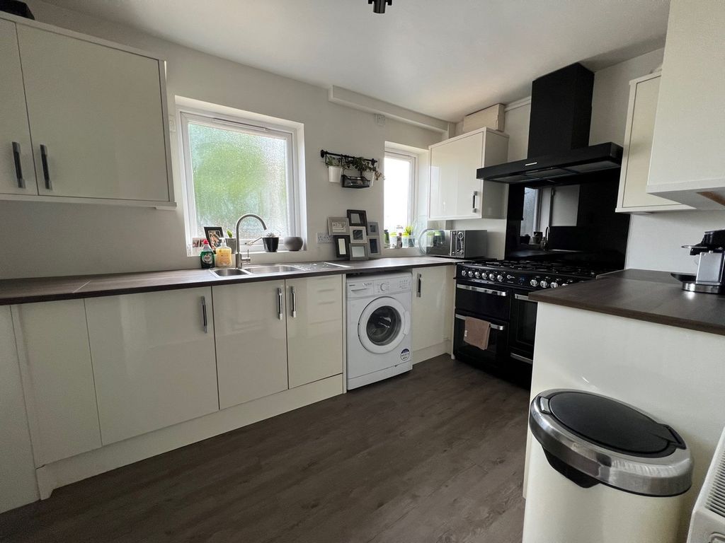 3 bed town house for sale in Rochford Road, Chelmsford CM2, £295,000