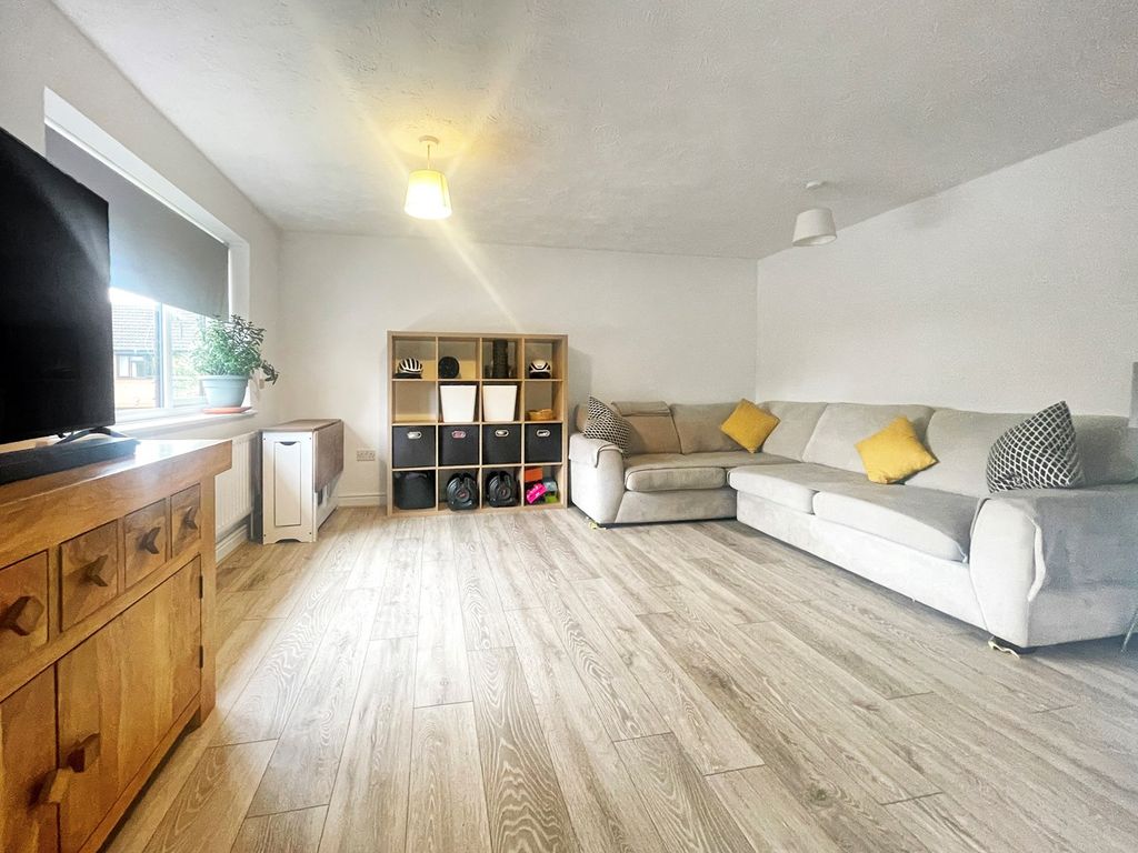 1 bed flat for sale in Orchard End Avenue, Amersham HP7, £230,000