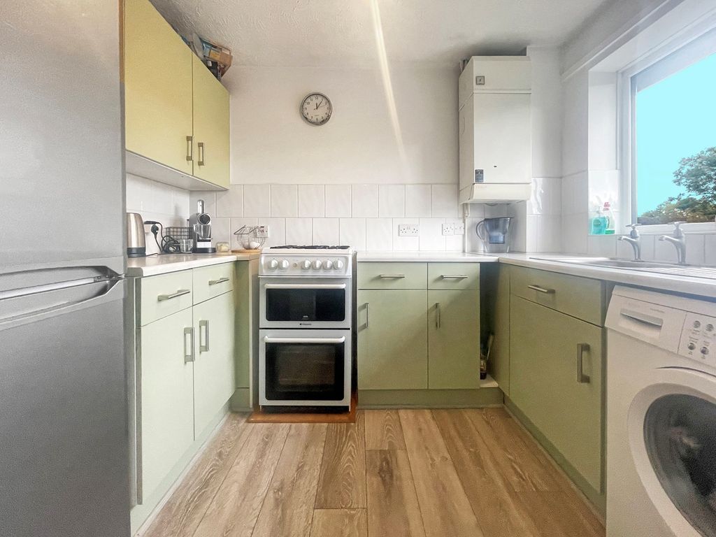 1 bed flat for sale in Orchard End Avenue, Amersham HP7, £230,000