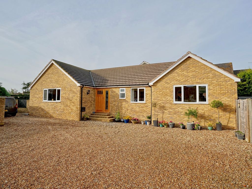 3 bed detached bungalow for sale in St Neots Road, Eaton Ford, St Neots PE19, £495,000