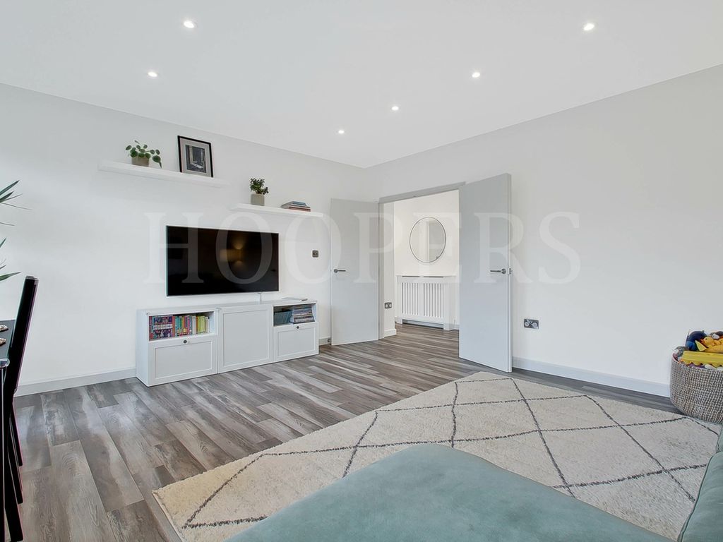 4 bed flat for sale in Gay Close, London NW2, £800,000