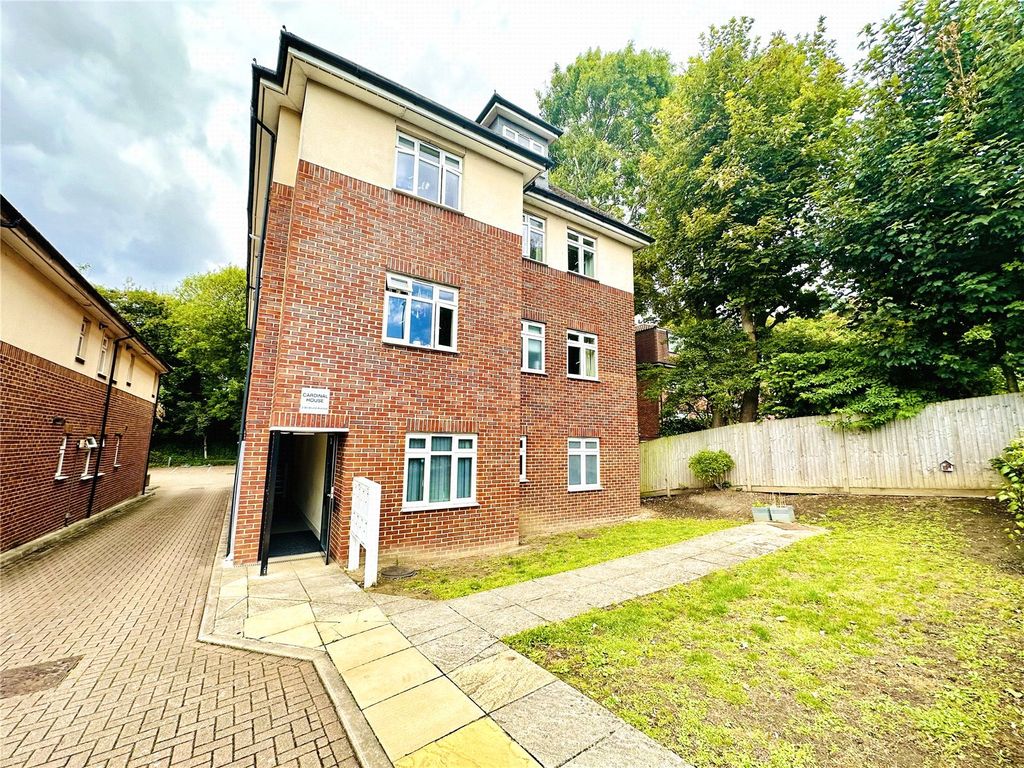 2 bed flat to rent in Birdhurst Avenue, South Croydon, East Croydon CR2, £1,750 pcm