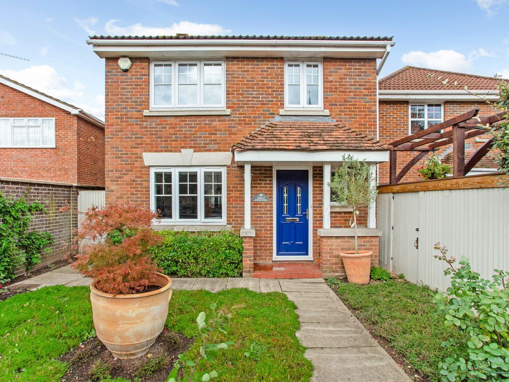 4 bed detached house for sale in Poyle Road, Farnham GU10, £580,000