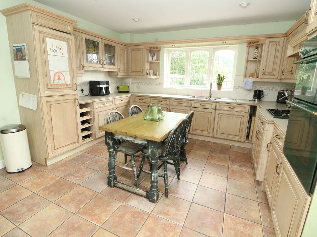 5 bed detached house for sale in Park Avenue, Newport Pagnell MK16, £800,000