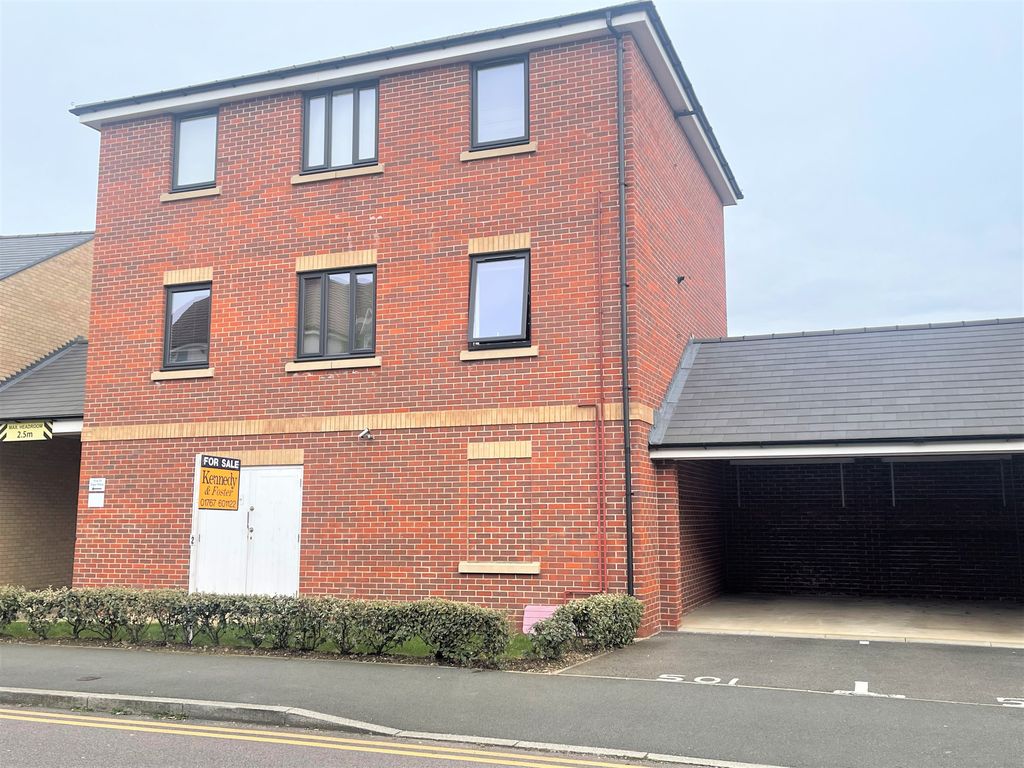 2 bed flat for sale in Elgar Place, Sullivan Court, Biggleswade SG18, £250,000
