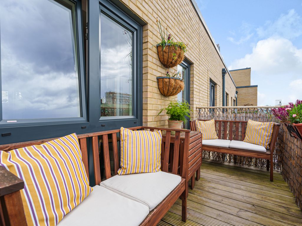 2 bed flat for sale in Coopers Road, London SE1, £206,000