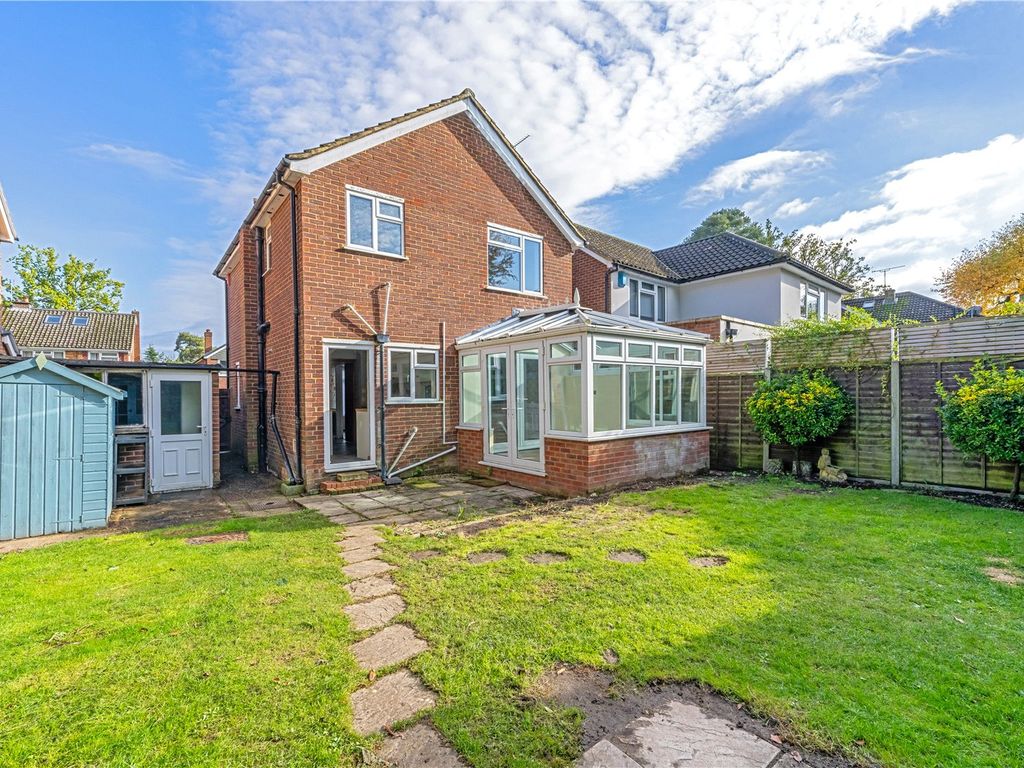 3 bed detached house for sale in Butler Road, Crowthorne, Berkshire RG45, £465,000