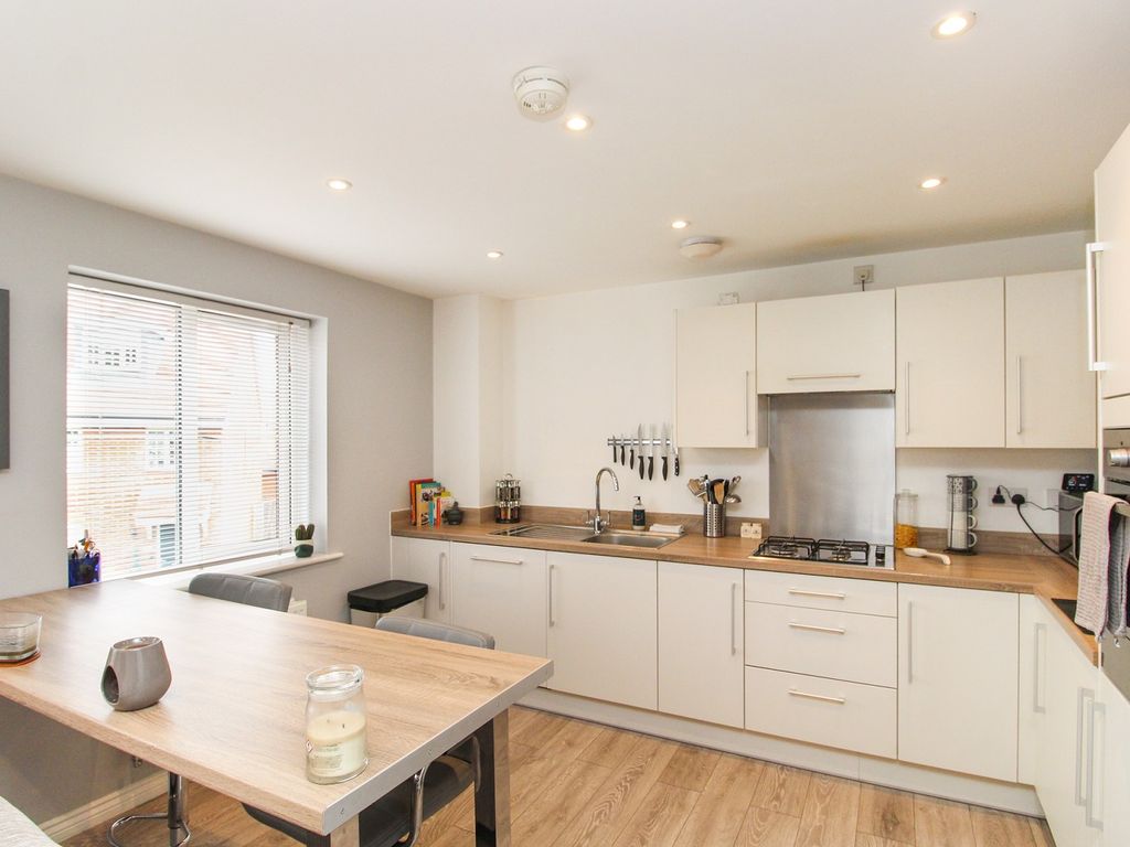 1 bed flat for sale in Daffodil Crescent, Crawley RH10, £225,000