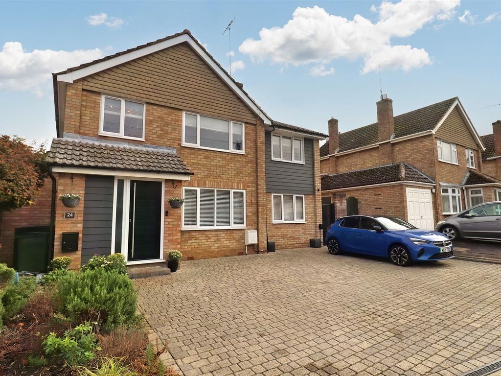 5 bed detached house for sale in Sycamore Grove, Braintree CM7, £575,000
